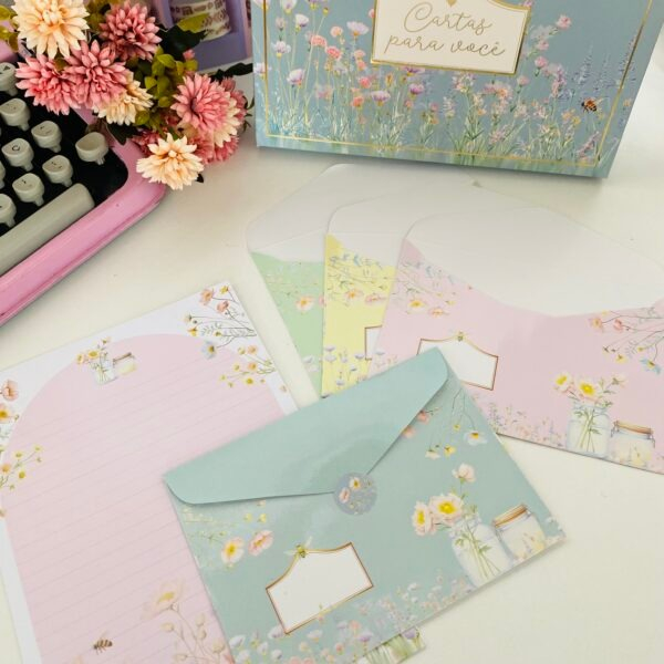 Caixa com Kit de Papeis de Carta Decorada Abelha