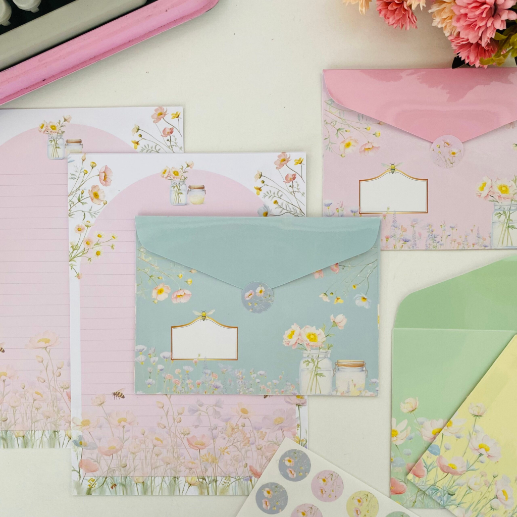 Caixa com Kit de Papeis de Carta Decorada Abelha
