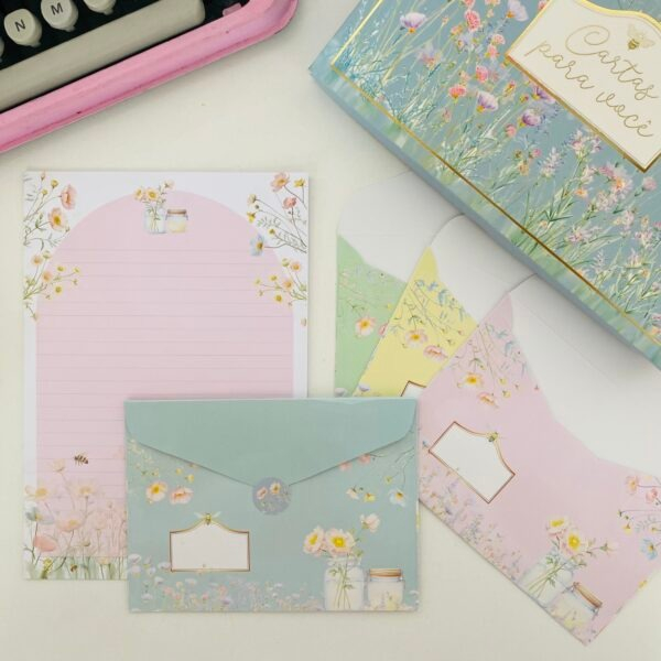 Caixa com Kit de Papeis de Carta Decorada Abelha